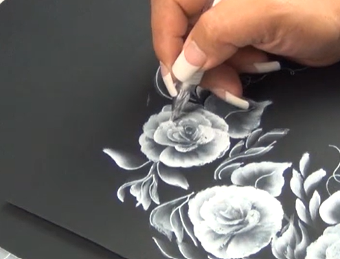 Estuche de anteojos oscuro decorado con rosas pintadas en pincelada de un solo tono blanco