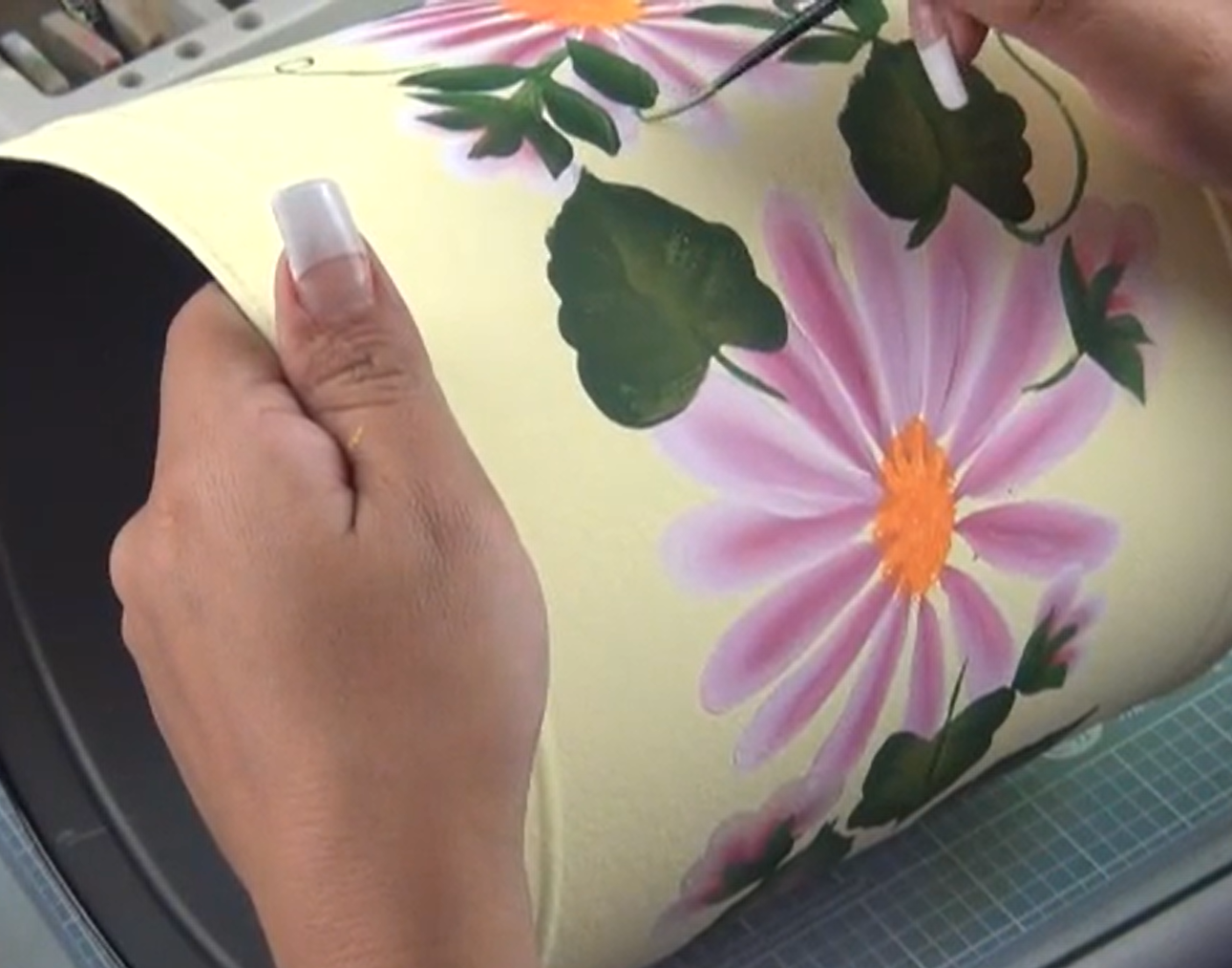 Composición floral terminada con varias flores y hojas pintadas a mano